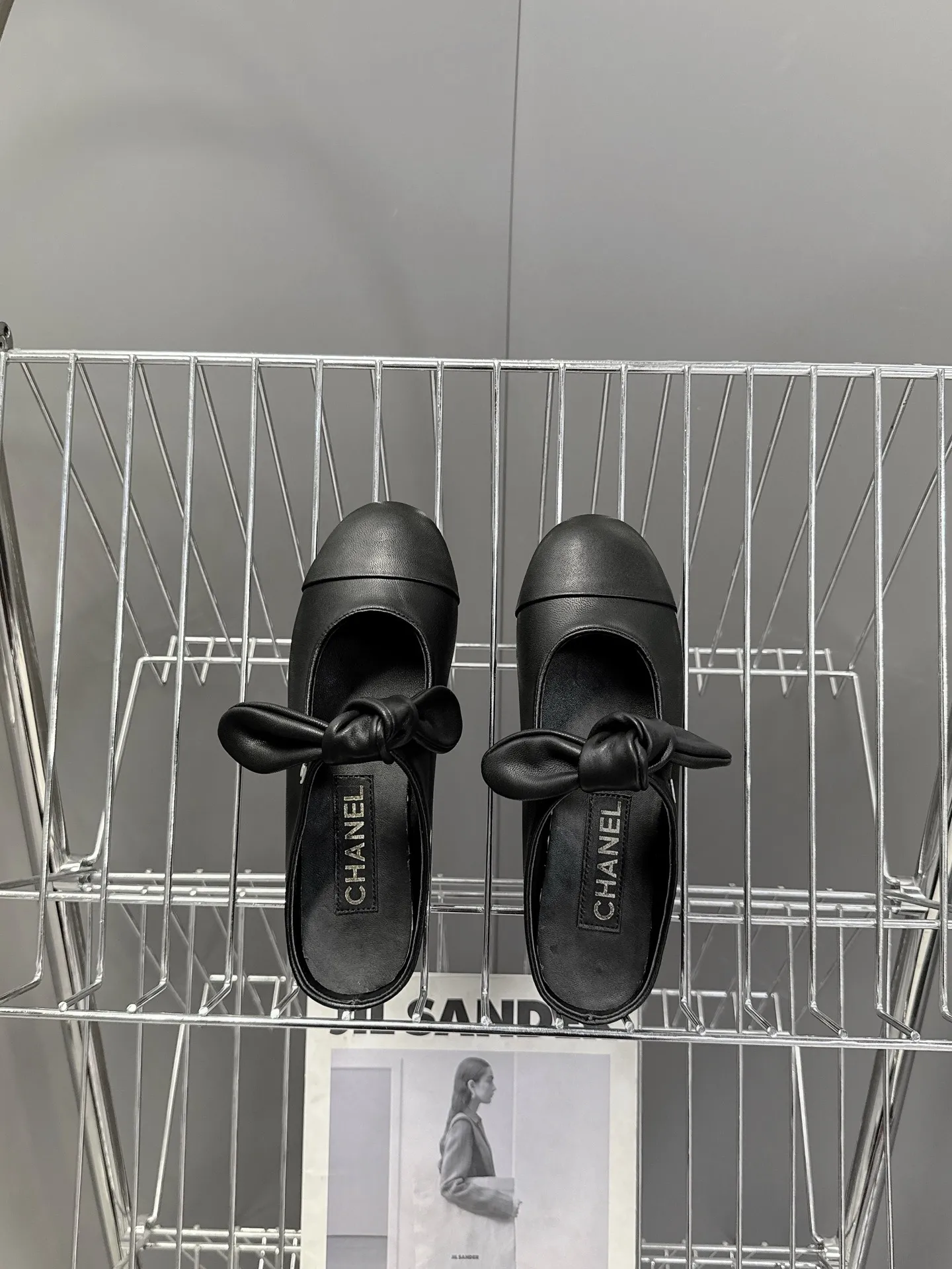 👟👟Ex-factory price 540👟👟 CHANEL Chanel Bow Elastic Strap Flat Shoes Bow Mary Jane shoes are so popular at first sight that you can wear them freely according to the weather changes! Put on socks to instantly transform into cute shoes for spring and summer! Transform into a magical princess in seconds 👸The upper is made of mixed sheepskin and tiptoe silk sheepskin. The foot feels super comfortable. The leather is very soft and skin-friendly. The genuine leather outsole imported from Italy Size: 35-41 (40 41 customized)